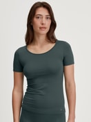 Women model is wearing Shirt shortsleeve made of Cotton in Green, Unicoloured from the Natural Comfort series by CALIDA, Front view