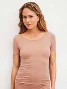 Le mannequin Femme porte le/la T-shirt á manches courtes en Coton de couleur Marron, Unicolore, de la série Natural Comfort de CALIDA, Vue de face
