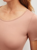 Le mannequin Femme porte le/la T-shirt á manches courtes en Coton de couleur Marron, Unicolore, de la série Natural Comfort de CALIDA, Détail