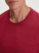 Men model is wearing Short-sleeved shirt made of 100% Cotton in Red, Unicoloured from the Remix Basic Sleep series by CALIDA, Detail