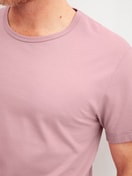 La modella / Il modello Uomo indossa Maglietta a maniche corte in 100% cotone di colore Viola, Tinta unita, della serie RMX Sleep Leisure di CALIDA, Dettaglio