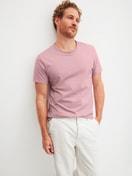 La modella / Il modello Uomo indossa Maglietta a maniche corte in 100% cotone di colore Viola, Tinta unita, della serie RMX Sleep Leisure di CALIDA, Immagine aggiuntiva