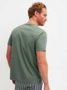 Herren-Model trägt Kurzarm-Shirt aus 100% Baumwolle in Grün, Einfarbig aus Serie RMX Sleep Leisure von CALIDA, Rückansicht