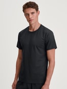 Herren-Model trägt Kurzarm-Shirt aus 100% Baumwolle in Schwarz, Einfarbig aus Serie RMX Sleep Leisure von CALIDA, Vorderansicht