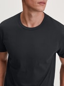 Herren-Model trägt Kurzarm-Shirt aus 100% Baumwolle in Schwarz, Einfarbig aus Serie RMX Sleep Leisure von CALIDA, Detail