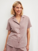 Le mannequin Femme porte le/la Chemise à manches courtes avec boutons en 100% coton de couleur Marron, Unicolore, de la série Favourites Tiles de CALIDA, Vue de face