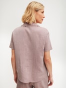 Le mannequin Femme porte le/la Chemise à manches courtes avec boutons en 100% coton de couleur Marron, Unicolore, de la série Favourites Tiles de CALIDA, Vue arrière