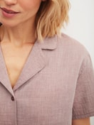 Le mannequin Femme porte le/la Chemise à manches courtes avec boutons en 100% coton de couleur Marron, Unicolore, de la série Favourites Tiles de CALIDA, Détail