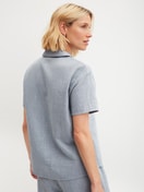 Le mannequin Femme porte le/la Chemise à manches courtes avec boutons en 100% coton de couleur Bleu, Unicolore, de la série Favourites Tiles de CALIDA, Vue arrière