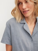 Le mannequin Femme porte le/la Chemise à manches courtes avec boutons en 100% coton de couleur Bleu, Unicolore, de la série Favourites Tiles de CALIDA, Détail