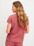 La modella / Il modello Donna indossa Maglietta a maniche corte con bottoni in spugna in Cotone di colore Marrone, A righe, della serie Lounge Stripe di CALIDA, Vista posteriore