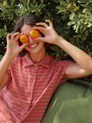 La modella / Il modello Donna indossa Maglietta a maniche corte con bottoni in spugna in Cotone di colore Marrone, A righe, della serie Lounge Stripe di CALIDA, Vista frontale