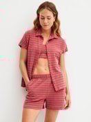 La modella / Il modello Donna indossa Maglietta a maniche corte con bottoni in spugna in Cotone di colore Marrone, A righe, della serie Lounge Stripe di CALIDA, Abbigliamento