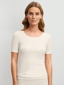 Damen-Model trägt Kurzarm-Shirt aus Wolle-Seide aus Wolle in Beige, Einfarbig aus Serie True Confidence von CALIDA, Vorderansicht