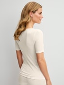 Damen-Model trägt Kurzarm-Shirt aus Wolle-Seide aus Wolle in Beige, Einfarbig aus Serie True Confidence von CALIDA, Rückansicht