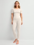 Damen-Model trägt Kurzarm-Shirt aus Wolle-Seide aus Wolle in Beige, Einfarbig aus Serie True Confidence von CALIDA, Outfit