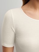 Damen-Model trägt Kurzarm-Shirt aus Wolle-Seide aus Wolle in Beige, Einfarbig aus Serie True Confidence von CALIDA, Detail