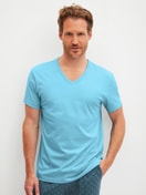 Herren-Model trägt Kurzarm-Shirt aus 100% Baumwolle in Blau, Einfarbig aus Serie RMX Sleep Leisure von CALIDA, Vorderansicht