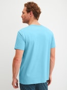 Herren-Model trägt Kurzarm-Shirt aus 100% Baumwolle in Blau, Einfarbig aus Serie RMX Sleep Leisure von CALIDA, Rückansicht