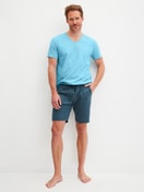 Herren-Model trägt Kurzarm-Shirt aus 100% Baumwolle in Blau, Einfarbig aus Serie RMX Sleep Leisure von CALIDA, Outfit