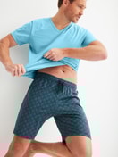 Herren-Model trägt Kurzarm-Shirt aus 100% Baumwolle in Blau, Einfarbig aus Serie RMX Sleep Leisure von CALIDA, Zusatzbild