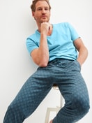 Herren-Model trägt Kurzarm-Shirt aus 100% Baumwolle in Blau, Einfarbig aus Serie RMX Sleep Leisure von CALIDA, Zusatzbild