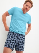 Herren-Model trägt Kurzarm-Shirt aus 100% Baumwolle in Blau, Einfarbig aus Serie RMX Sleep Leisure von CALIDA, Zusatzbild