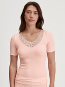 Damen-Model trägt Kurzarm-Shirt aus Wolle-Seide aus Wolle in Rosa, Spitze aus Serie Silky Wool Joy von CALIDA, Vorderansicht