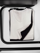 V-Shirt, 2-Pack Herren - V-Shirt, 2-Pack aus Baumwolle in Weiß, Einfarbig aus Serie Natural Benefit von CALIDA, Detail