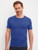 Herren-Model trägt Kurzarm-Shirt aus Modal in Blau, Einfarbig aus Serie DSW Balancing von CALIDA, Vorderansicht