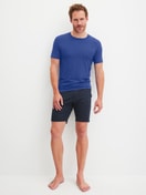 Herren-Model trägt Kurzarm-Shirt aus Modal in Blau, Einfarbig aus Serie DSW Balancing von CALIDA, Outfit