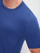 Herren-Model trägt Kurzarm-Shirt aus Modal in Blau, Einfarbig aus Serie DSW Balancing von CALIDA, Detail
