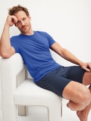 Herren-Model trägt Kurzarm-Shirt aus Modal in Blau, Einfarbig aus Serie DSW Balancing von CALIDA, Zusatzbild
