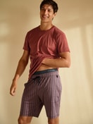 Herren-Model trägt Kurzarm-Shirt aus Baumwolle in Orange, Einfarbig aus Serie RMX Sleep Superlight von CALIDA, Zusatzbild