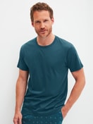 Herren-Model trägt Kurzarm-Shirt aus Pima® Baumwolle in Türkis, Einfarbig aus Serie RMX Sleep Free von CALIDA, Vorderansicht