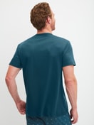 Herren-Model trägt Kurzarm-Shirt aus Pima® Baumwolle in Türkis, Einfarbig aus Serie RMX Sleep Free von CALIDA, Rückansicht