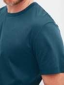 Herren-Model trägt Kurzarm-Shirt aus Pima® Baumwolle in Türkis, Einfarbig aus Serie RMX Sleep Free von CALIDA, Detail