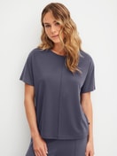 Le mannequin Femme porte le/la T-shirt à manches courtes en Modal de couleur Bleu, Unicolore, de la série Natural Loungewear de CALIDA, Vue de face