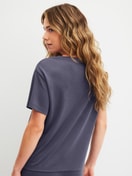 Le mannequin Femme porte le/la T-shirt à manches courtes en Modal de couleur Bleu, Unicolore, de la série Natural Loungewear de CALIDA, Vue arrière