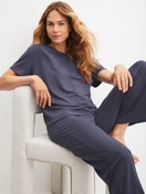 Le mannequin Femme porte le/la T-shirt à manches courtes en Modal de couleur Bleu, Unicolore, de la série Natural Loungewear de CALIDA, Image supplémentaire