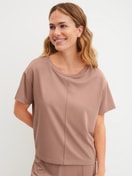 Le mannequin Femme porte le/la T-shirt à manches courtes en Modal de couleur Marron, Unicolore, de la série Natural Loungewear de CALIDA, Vue de face