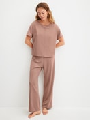 Le mannequin Femme porte le/la T-shirt à manches courtes en Modal de couleur Marron, Unicolore, de la série Natural Loungewear de CALIDA, Tenue