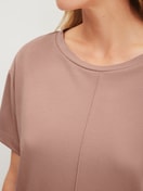 Le mannequin Femme porte le/la T-shirt à manches courtes en Modal de couleur Marron, Unicolore, de la série Natural Loungewear de CALIDA, Détail