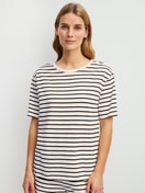 Le mannequin Femme porte le/la T-shirt à manches courtes en Viscose de couleur Beige, Rayée, de la série Favourites Layering de CALIDA, Vue de face