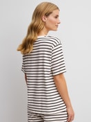 Le mannequin Femme porte le/la T-shirt à manches courtes en Viscose de couleur Beige, Rayée, de la série Favourites Layering de CALIDA, Vue arrière