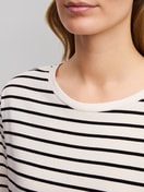 Le mannequin Femme porte le/la T-shirt à manches courtes en Viscose de couleur Beige, Rayée, de la série Favourites Layering de CALIDA, Détail