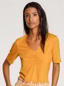 Damen-Model trägt Kurzarm-Shirt aus Baumwolle in Gelb, Einfarbig aus Serie Favourites Sunflower von CALIDA, Vorderansicht