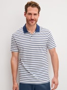 Le mannequin Homme porte le/la polo en 100% coton de couleur Bleu, Rayée, de la série RMX Lounge Journey de CALIDA, Vue de face