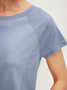 Damen-Model trägt Kurzarm-Shirt aus Lyocell in Blau, Einfarbig aus Serie DSW Cooling von CALIDA, Detail