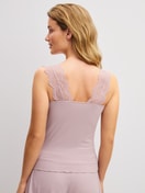 La modella / Il modello Donna indossa Tank top in Modal di colore Viola, Pizzo, della serie Feminine Lounge di CALIDA, Vista posteriore